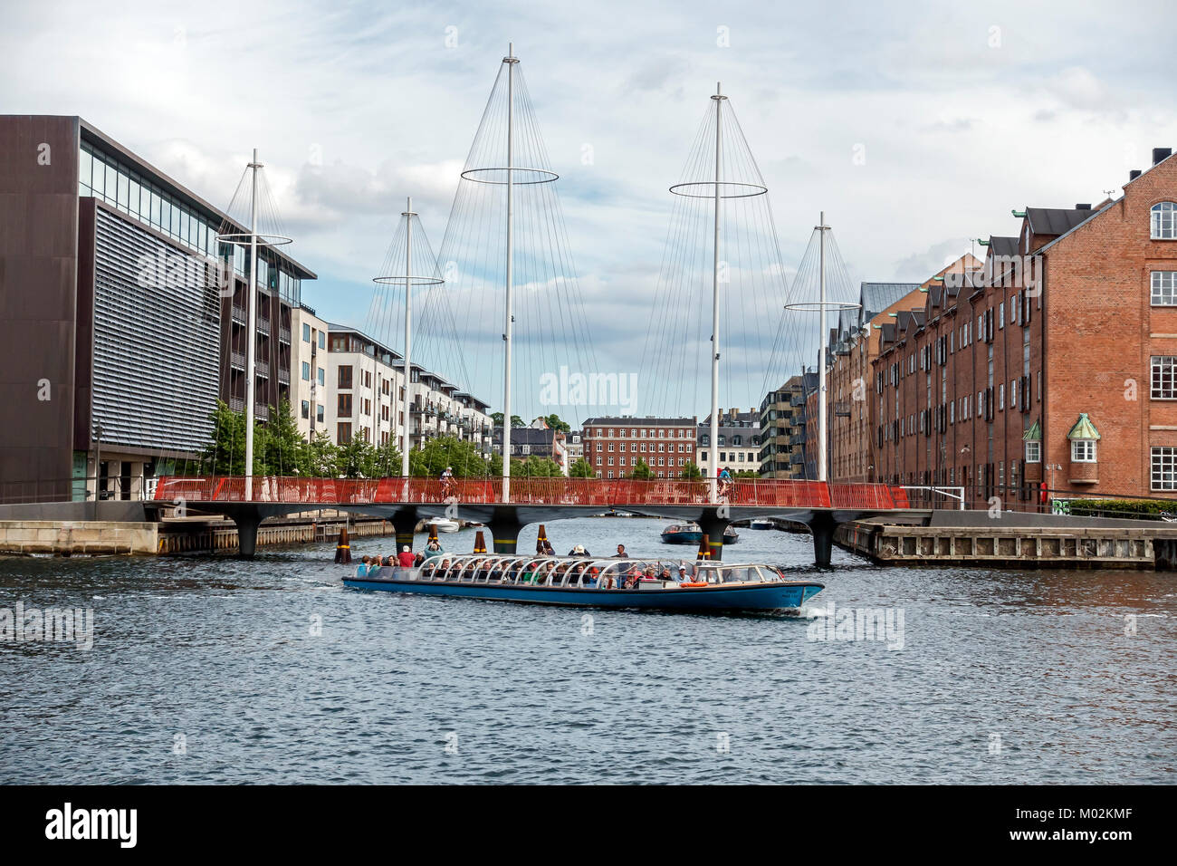 Cirkel-broen (Cercle Pont) à l'embouchure de Christianshavns Kanal dans le port de Copenhague Danemark Royaume-uni avec canal boat en passant par Banque D'Images