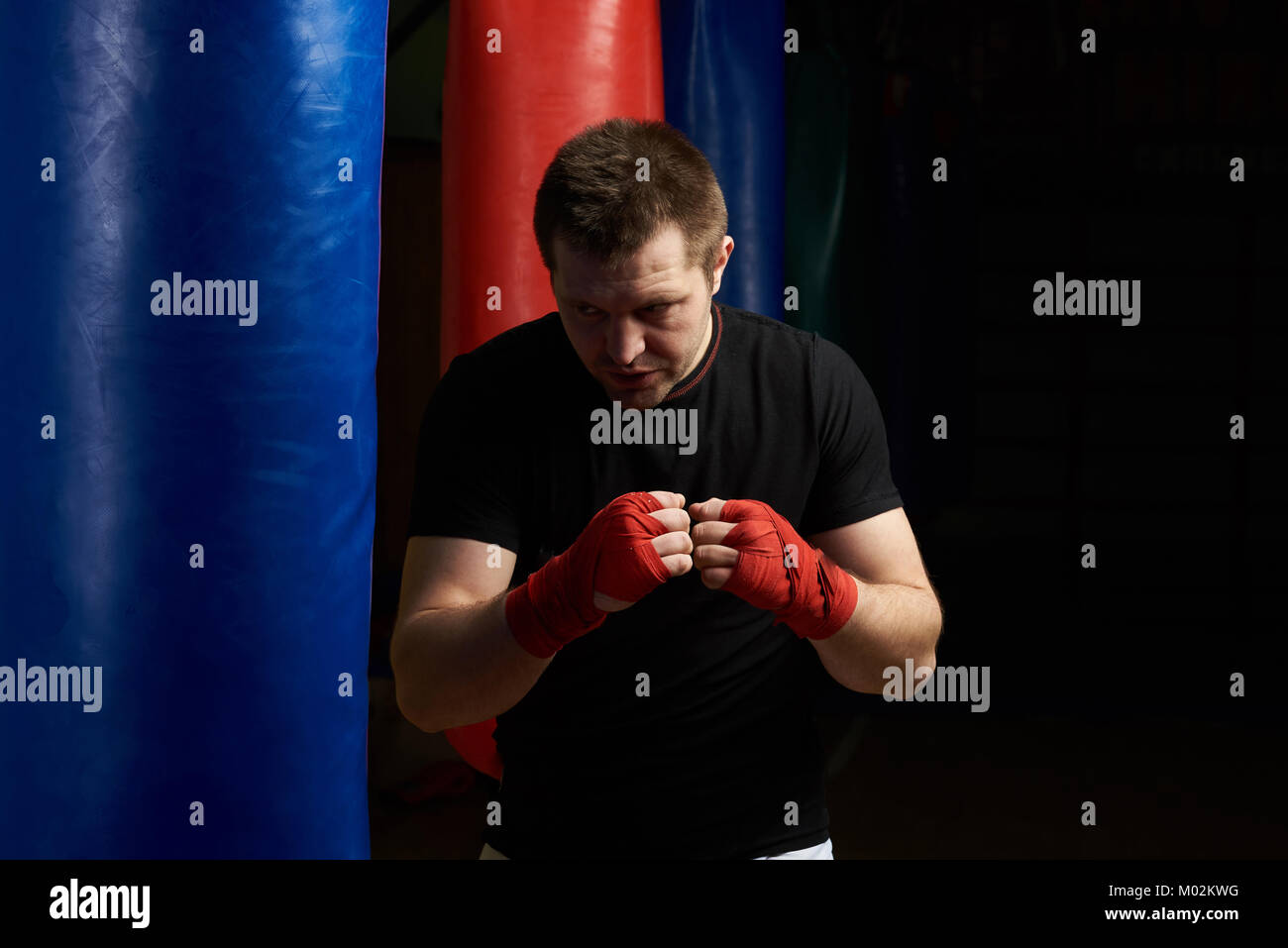 La notion de formation de boxe. La formation d'un homme son punch Banque D'Images