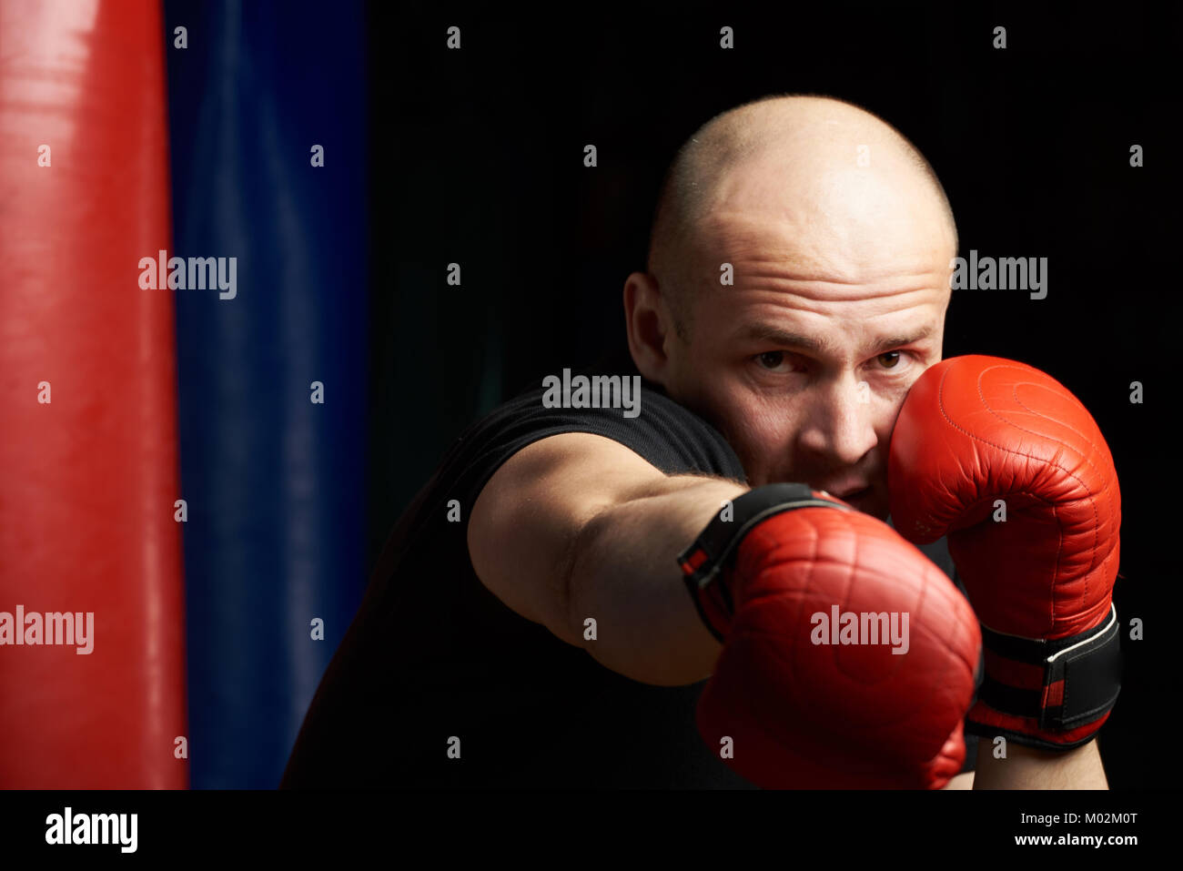 Thème de formation de boxe. Un homme de race blanche punch boxe pratique Banque D'Images