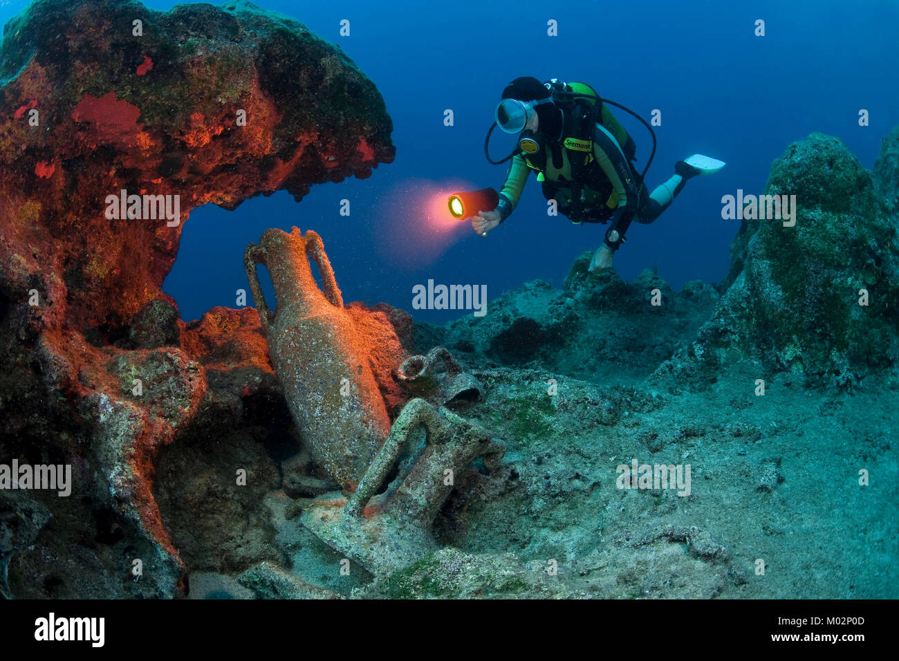 Scuba Diver découvrir d'anciennes amphores de 2e siècle avant J.-C., Lykia, mer Méditerranée, Turquie Banque D'Images