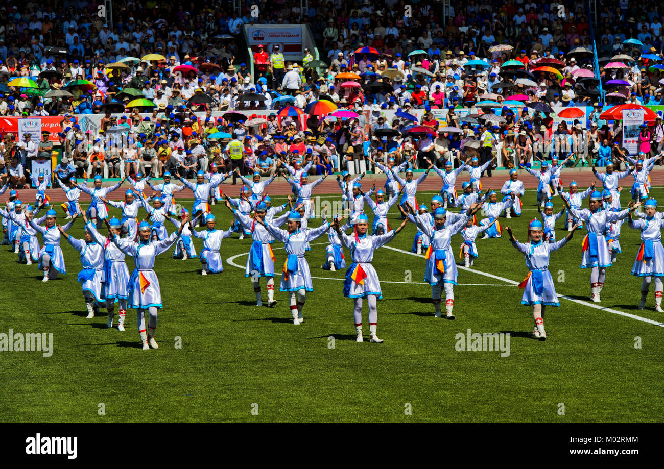 La Mongolie, Oulan Bator (ou Oulan-bator) : groupe de danse au Festival Naadam. Banque D'Images