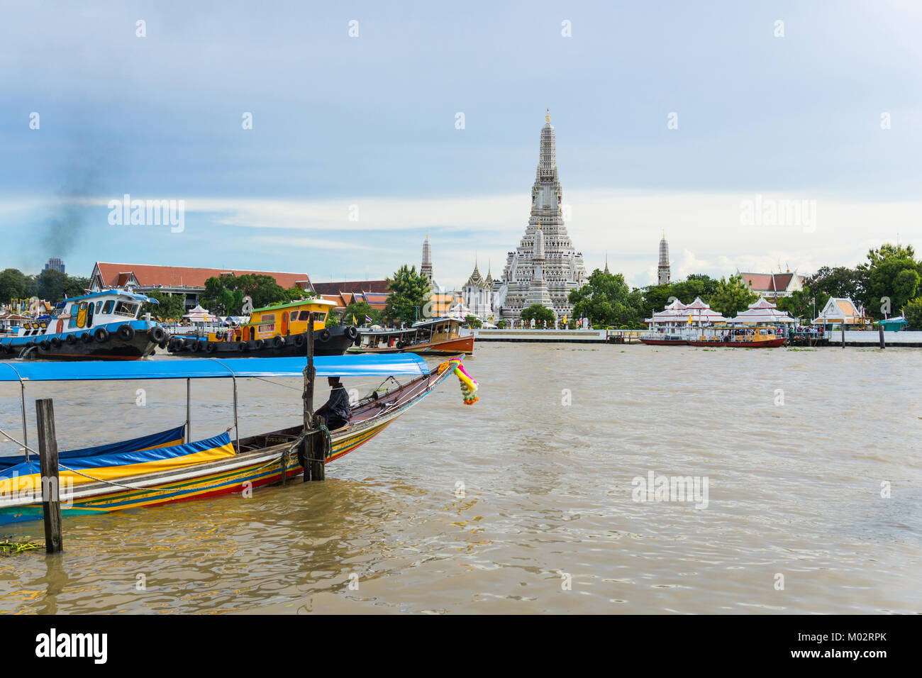 Asie,Thaïlande,Bangkok,bateau typique sur la rivière Chao Phraya, Wat Arun temple en arrière-plan Banque D'Images