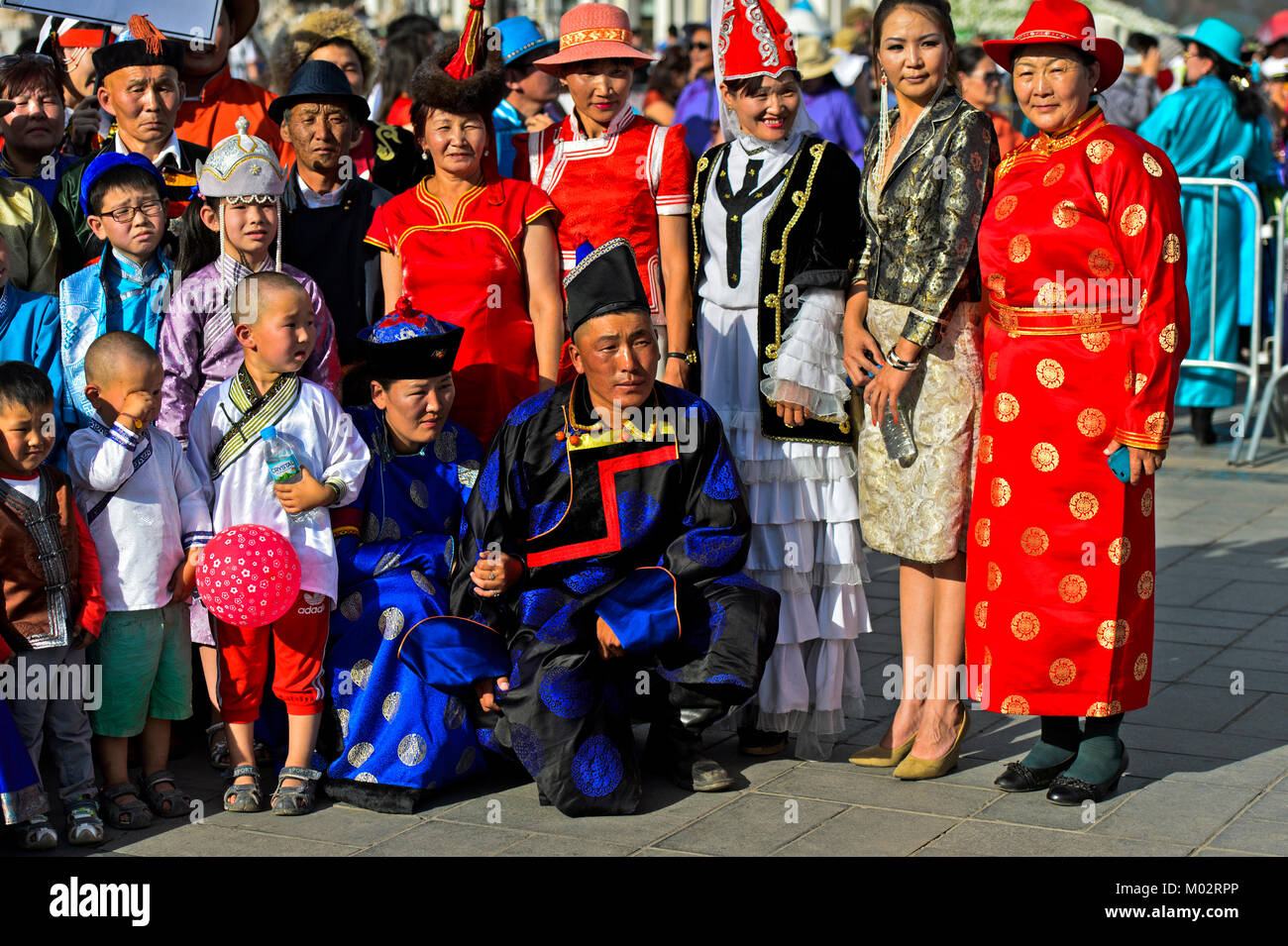 La Mongolie, Oulan Bator : costumes traditionnels à l'occasion de la fête du Naadam. Costume mongol traditionnel, Deel Banque D'Images