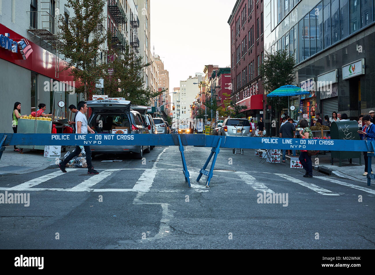 NEW YORK - 24 septembre 2016 : Police line à l'Hester street et Bowery Street cross, avec des gens de traverser la rue Banque D'Images