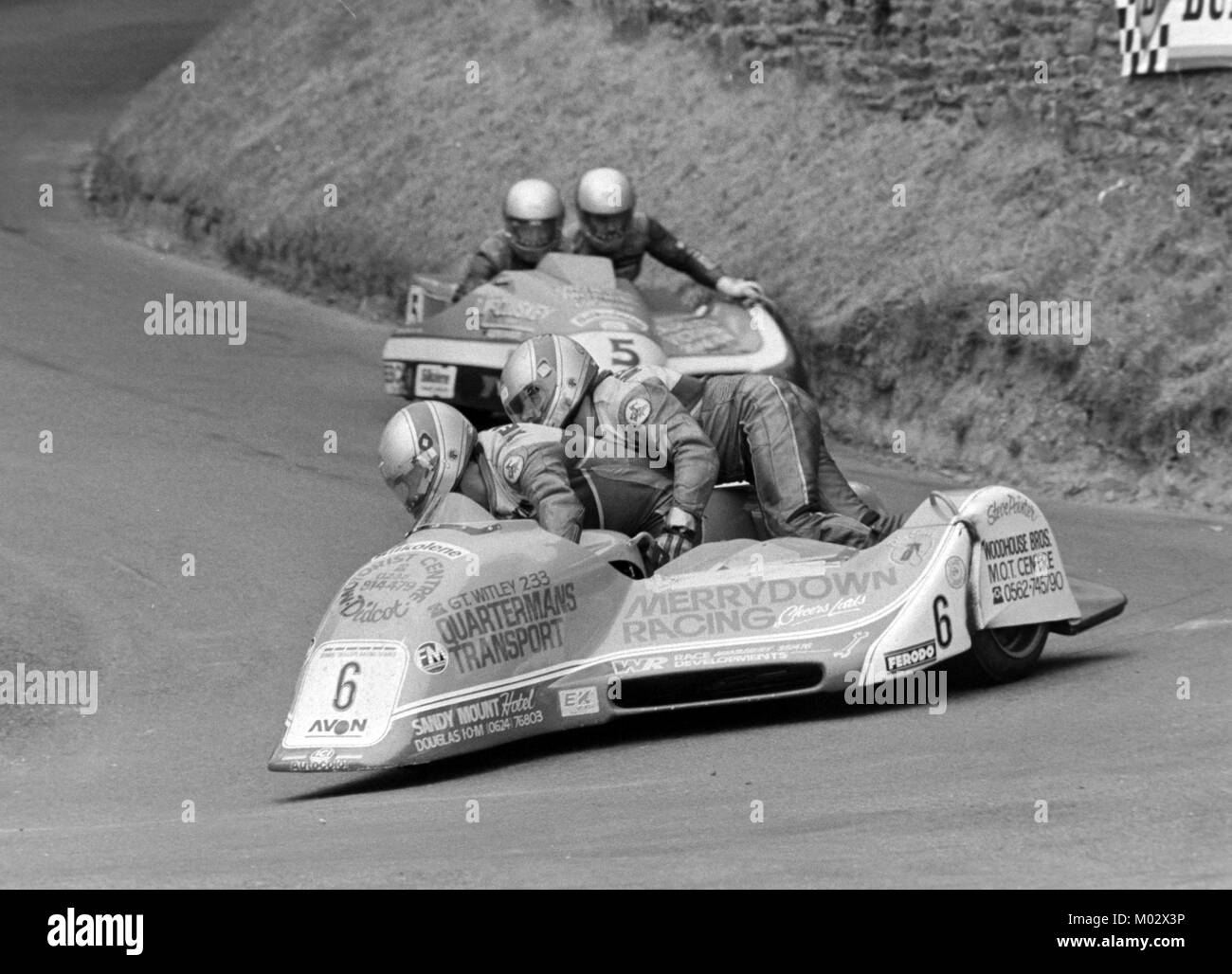 Kenny Howles/Steve Pointer (6) plomb Lowry Burton/Pat Cushnahan (5) side-car race B,TT Juin 1988, l'île de Man Banque D'Images