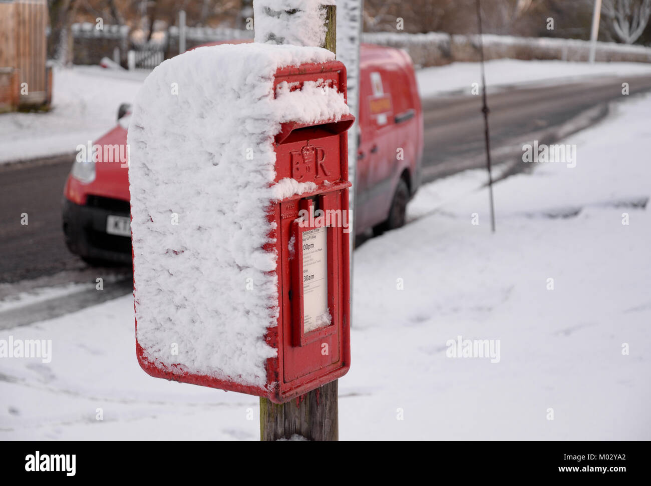 Post box rouge et neige avec camion postal Banque D'Images