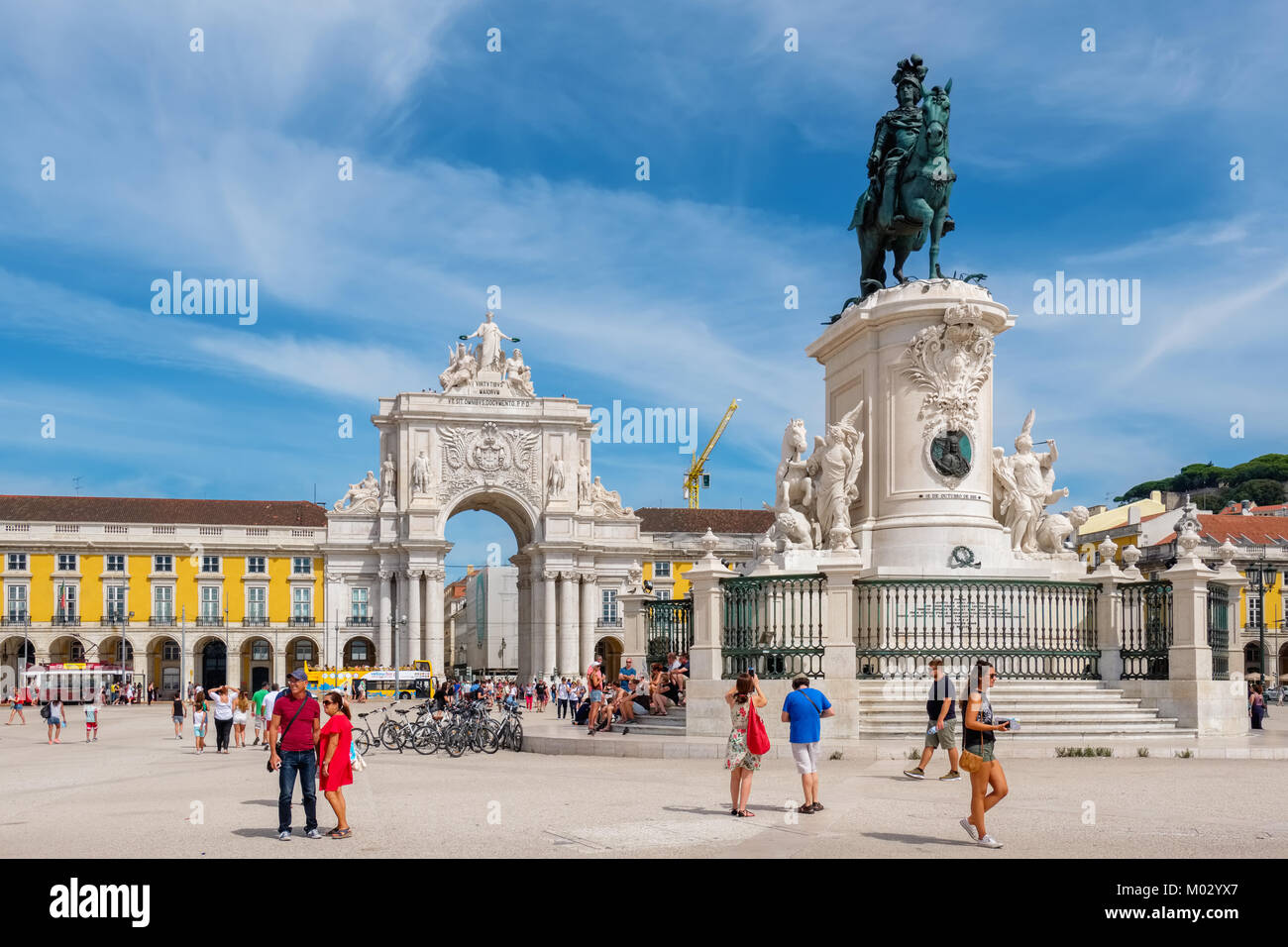 Place du Commerce (Praça do Comercio) avec la statue du roi Jose I. Lisbonne, Portugal Banque D'Images