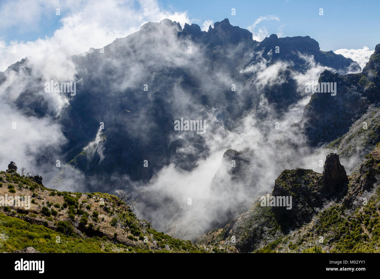 Vue depuis le sentier pédestre (Vereda do Pico Ruivo) près du sommet du Pico Ruivo, Madère Banque D'Images