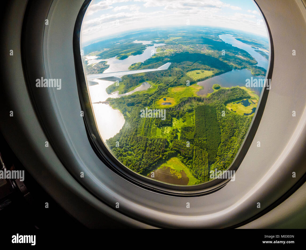 Vue à travers le hublot de l'avion. Image Fisheye. Banque D'Images