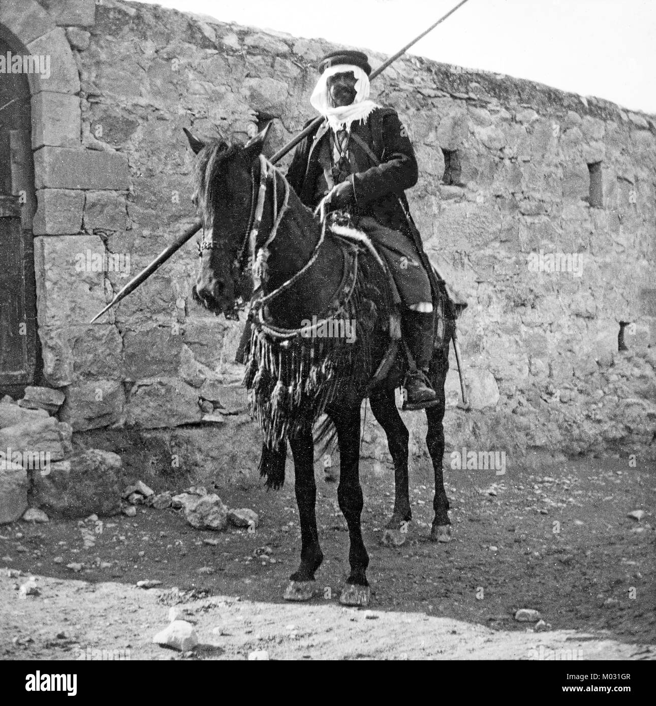 Au début du xxe siècle une image d'un Bédouin à cheval à l'extérieur de l'Auberge du Bon Samaritain en Terre Sainte. Banque D'Images