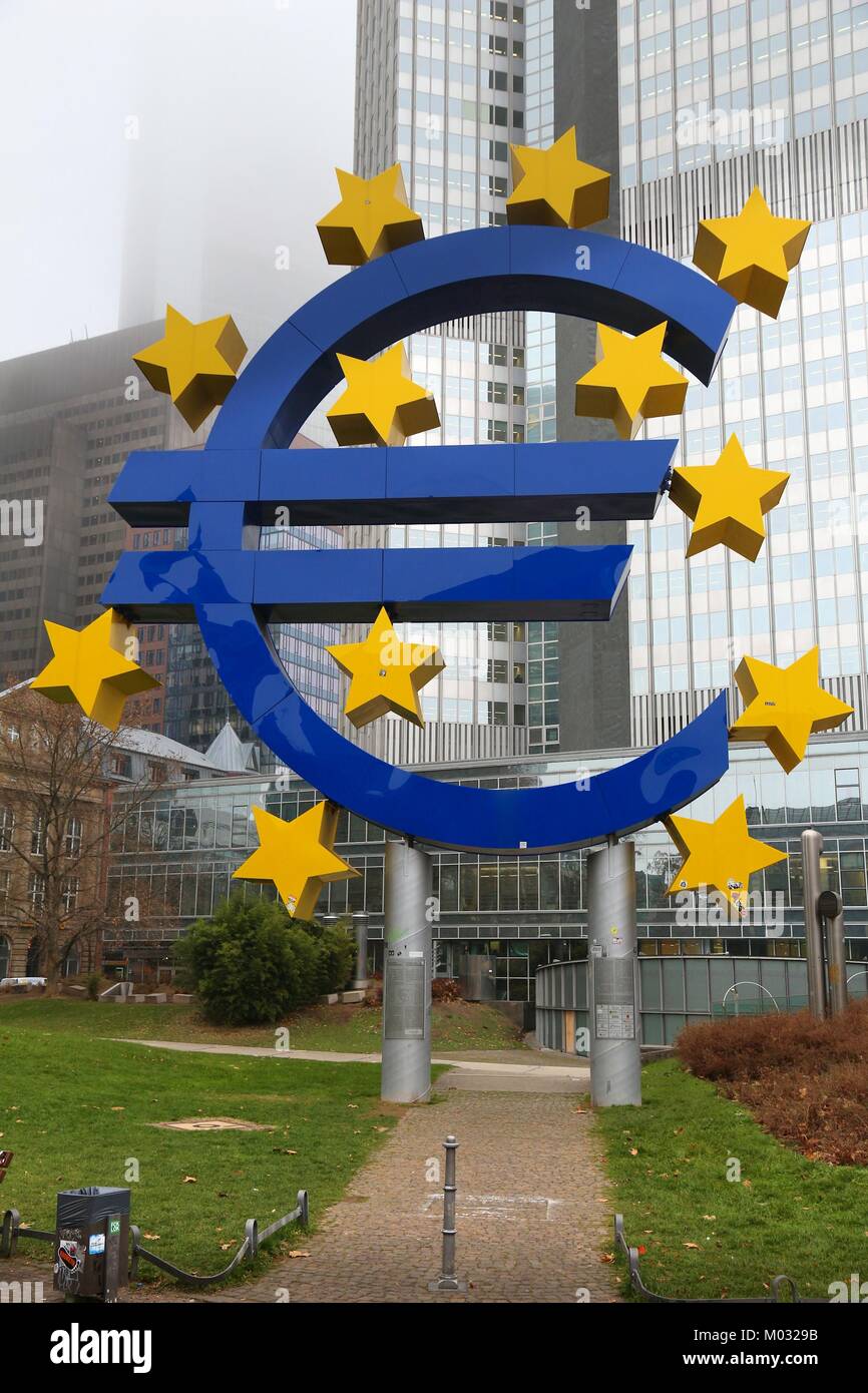 Francfort, Allemagne - le 6 décembre 2016 : Euro sign in front of European Central Bank au centre-ville de Francfort, Allemagne. Bce administre p monétaire Banque D'Images