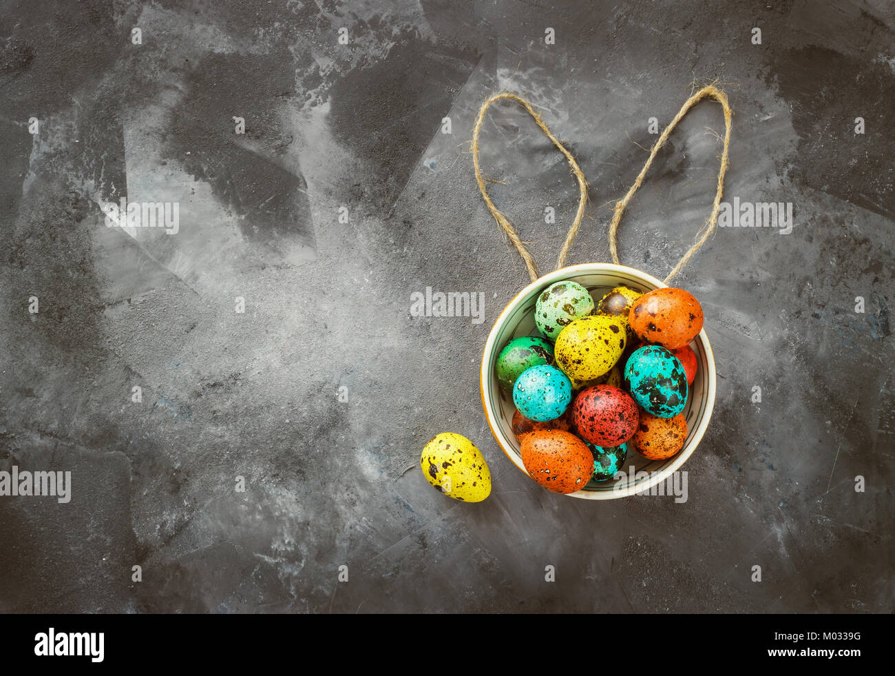 Des œufs de Pâques sur un fond sombre, la craie, les oreilles, le concept de Pâques, inscription, texte Banque D'Images