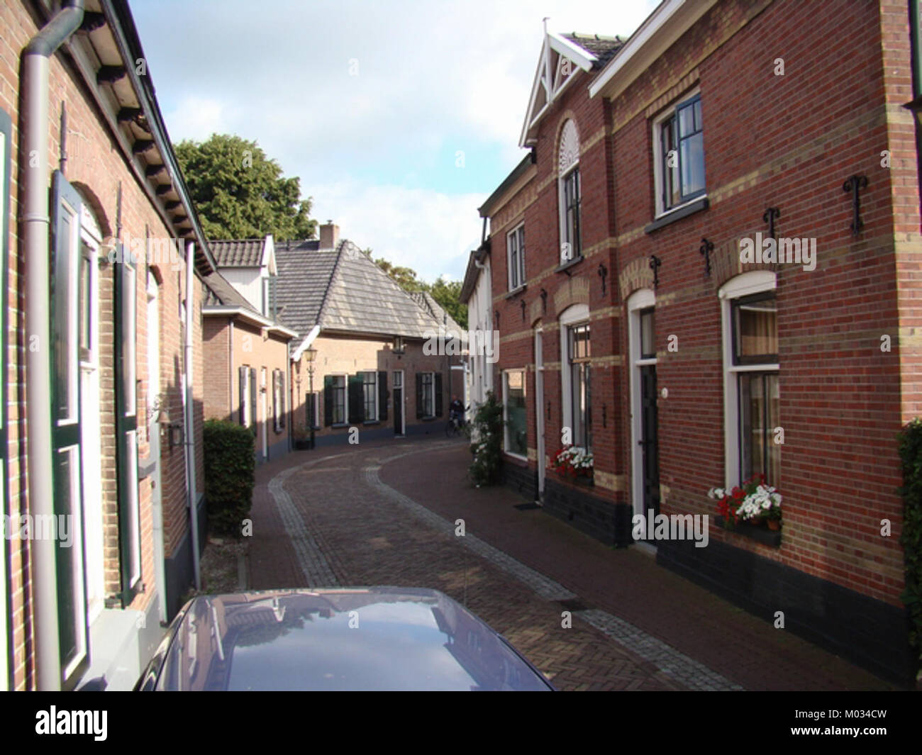 Une photographie montrant la Kerkstraat (rue de l'église) à Bredevoort, pays-Bas. L'image met en valeur l'architecture historique de la rue et l'importance culturelle de la ville. Banque D'Images