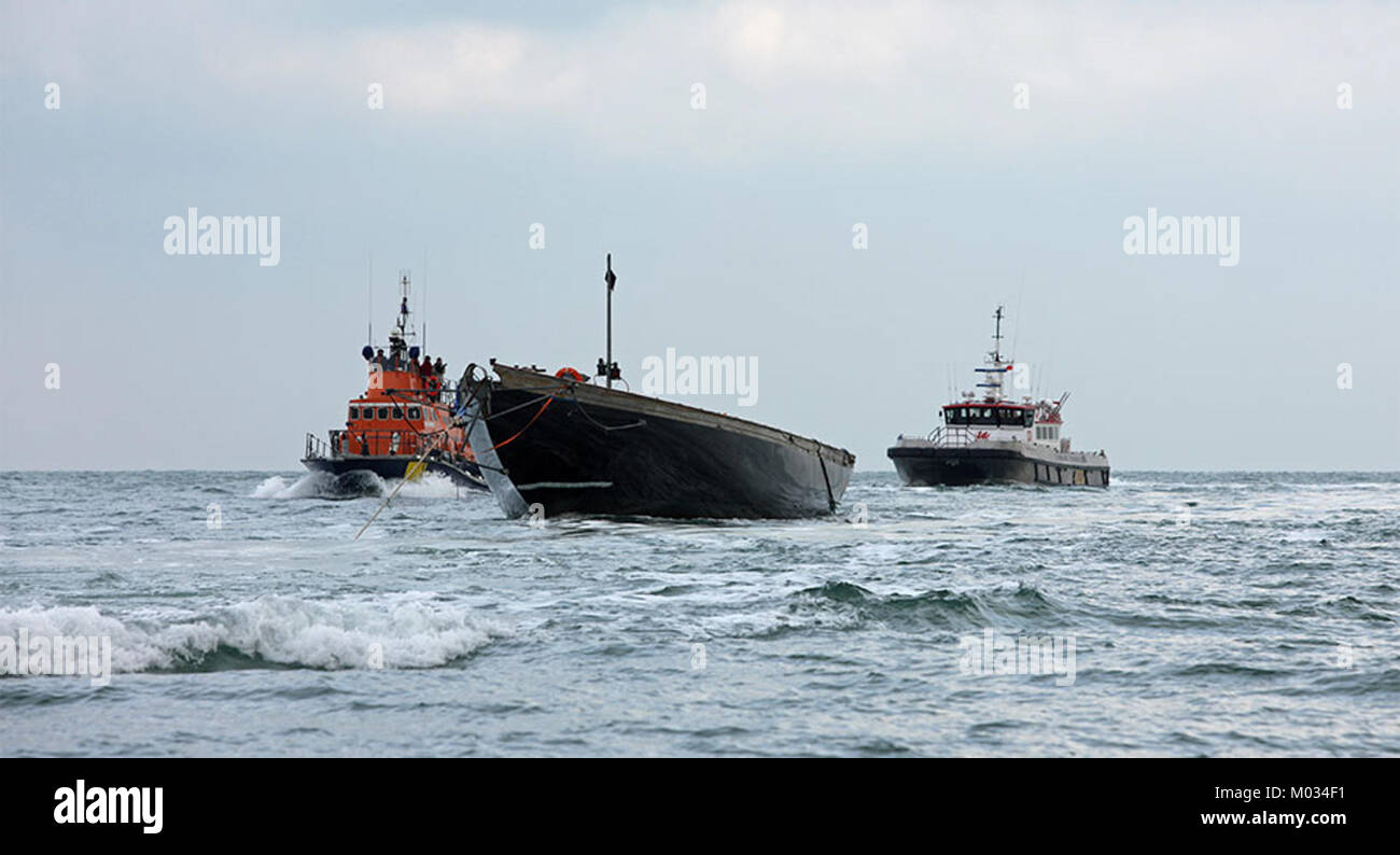 Le Britannia est un navire historique qui a participé à des activités maritimes. Cette image illustre probablement son événement de remorquage ou son importance historique dans l'industrie maritime. Banque D'Images