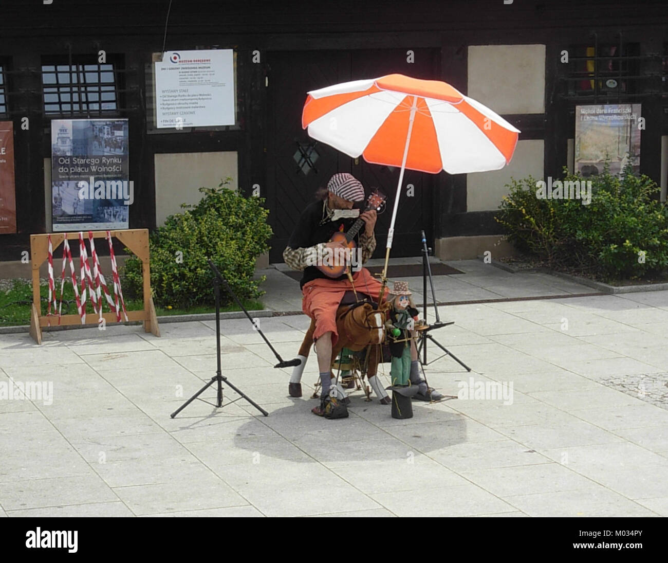 Le Bydgoszcz Buskers Festival 2012 est un festival annuel de performance de rue qui se tient à Bydgoszcz, en Pologne. Le festival présente un large éventail de spectacles, de la musique et des numéros de cirque au théâtre et à la danse, attirant des artistes et des publics locaux et internationaux. Banque D'Images