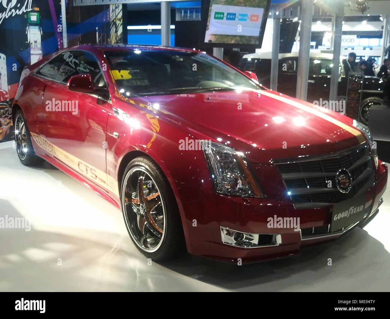 Le coupé CTS de Cadillac, présenté au salon de l'auto de Tokyo en 2011, incarne le design automobile américain avec un style élégant et des caractéristiques évoluées, attirant l'attention pour ses caractéristiques de performance et de luxe. Banque D'Images