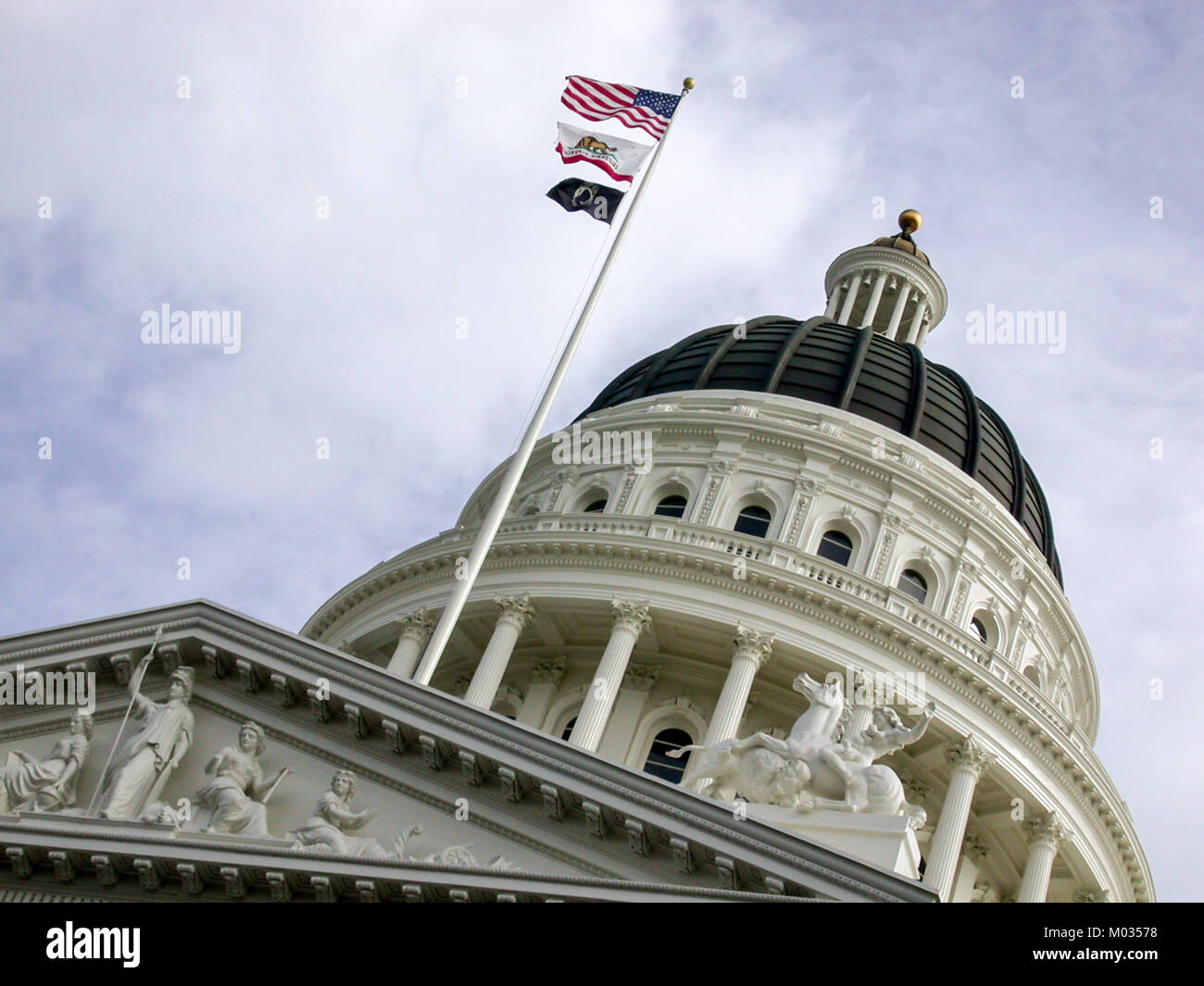 Le Capitole de l'État de Californie à Sacramento est le siège du gouvernement de l'État. Construit au milieu des années 1800, il est connu pour son design classique et sert de repère historique dans l'histoire politique de la Californie. Banque D'Images