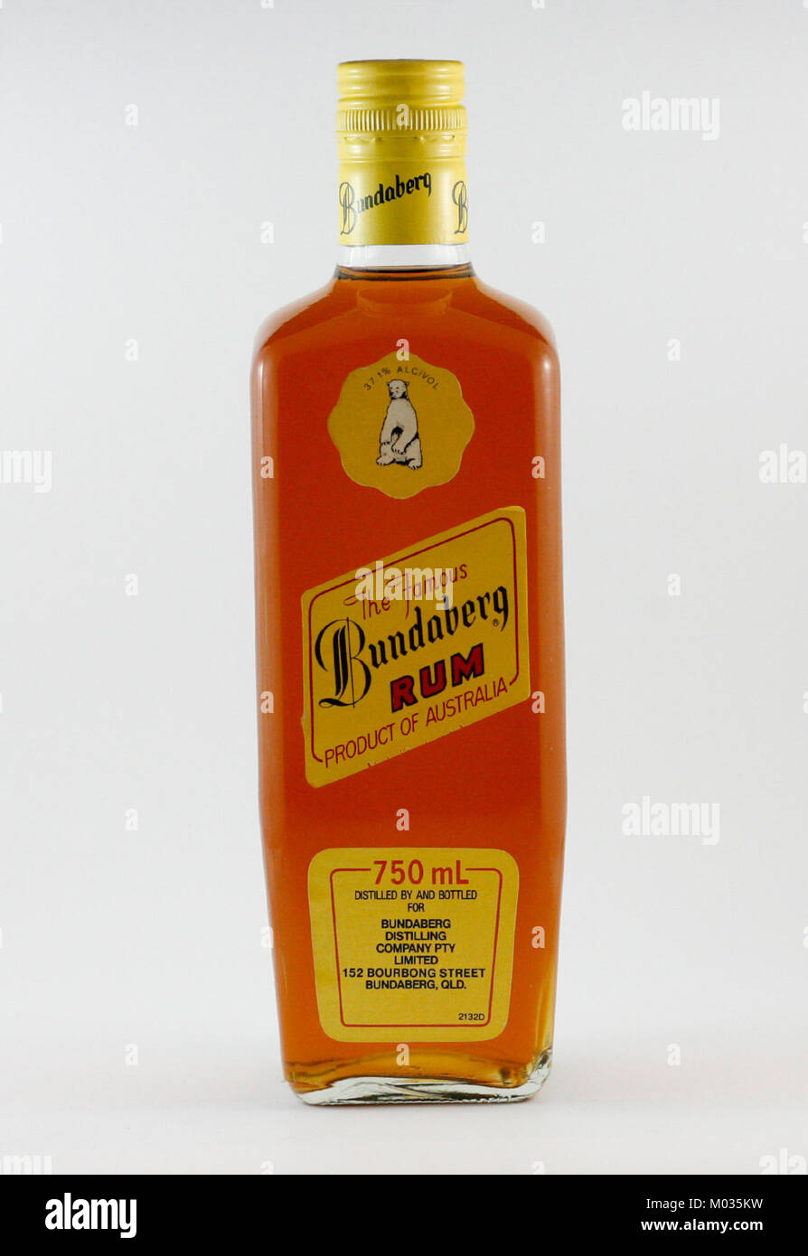 Bundaberg Rum Underproof est une boisson alcoolisée populaire fabriquée en Australie. Il est connu pour sa saveur forte et distincte, souvent appréciée dans des cocktails ou seule. Banque D'Images