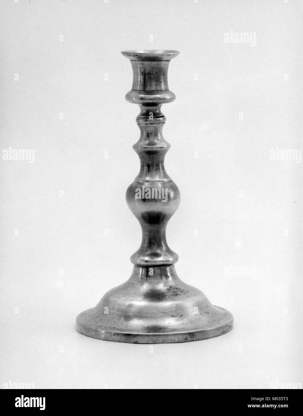 Ce chandelier, qui fait partie de la collection MET, est une pièce exemplaire de l'artisanat du XVIIIe siècle. Il présente des éléments de conception complexes typiques de l'époque et reflète les styles artistiques de l'époque. Banque D'Images