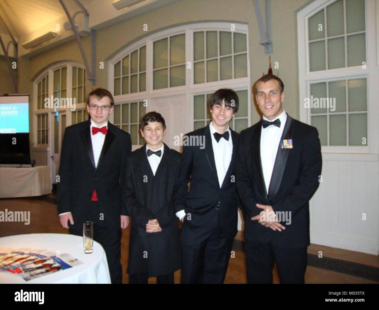 Une image montrant des cadets et leur organisateur avec le LC Matt Croucher, récipiendaire de la George Cross (GC). Cet événement souligne la participation des cadets et du leadership de Matt Croucher à l’entraînement et à la reconnaissance militaires. Banque D'Images