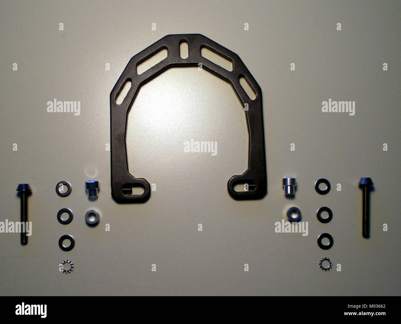 Un servofrein est un dispositif utilisé dans les véhicules pour amplifier la force appliquée sur la pédale de frein, rendant le freinage plus facile et plus efficace. Il s'agit d'un composant essentiel des systèmes de freinage modernes des véhicules. Banque D'Images