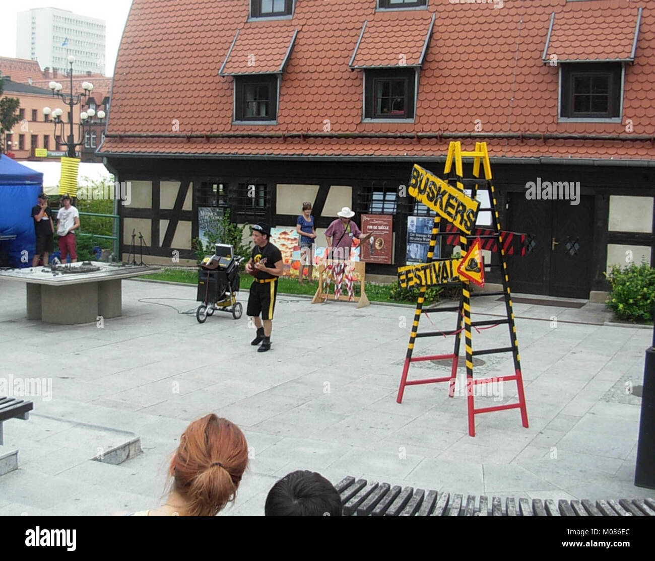 Le Bydgoszcz Buskers Festival 2012 était un événement de performance de rue dynamique qui s'est tenu à Bydgoszcz, en Pologne, mettant en vedette des artistes internationaux et locaux exposant leurs talents dans les espaces publics de toute la ville. Banque D'Images