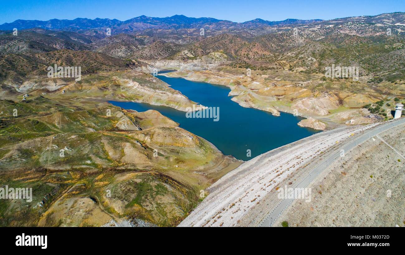 Oiseau de l'antenne de Kalavasos barrage en enrochements wall, Larnaca, Chypre. La rue pont sur le passage à niveau du réservoir de la rivière et les collines de Vasilikos arou Banque D'Images