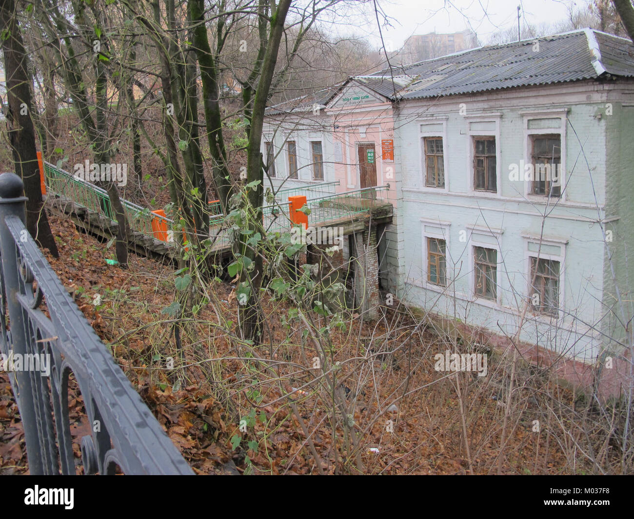 Cette photographie capture divers bâtiments de Smolensk, une ville historique de Russie, mettant en valeur son architecture et son développement urbain. Smolensk est connue pour sa riche histoire et son patrimoine culturel. Banque D'Images