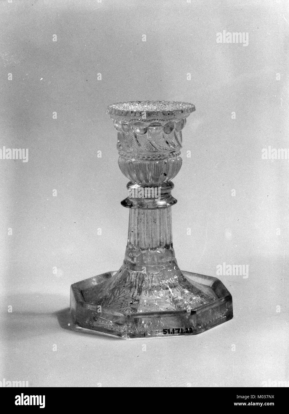 Le chandelier, conservé au Metropolitan Museum of Art, est un objet historique utilisé pour l'éclairage. Il représente le design et l'artisanat de son époque, mettant en valeur l'art du travail des métaux et des éléments décoratifs dans les luminaires historiques. Banque D'Images