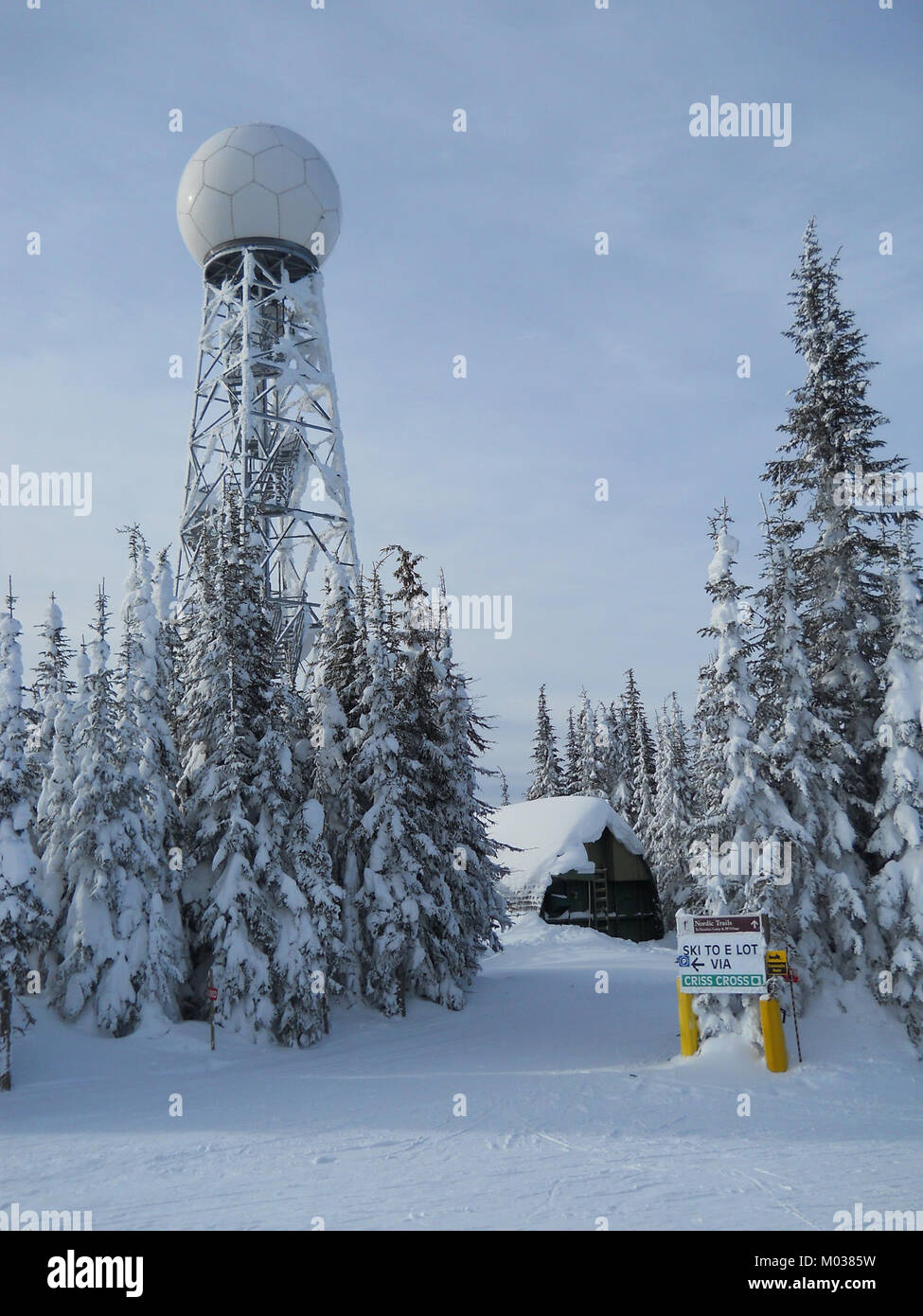 La station radar météorologique canadienne CXSS est une installation essentielle pour surveiller les tendances météorologiques au Canada. Cette station radar joue un rôle clé dans le suivi des données météorologiques, en appuyant les prévisions météorologiques et les systèmes d'intervention d'urgence partout au pays. Banque D'Images