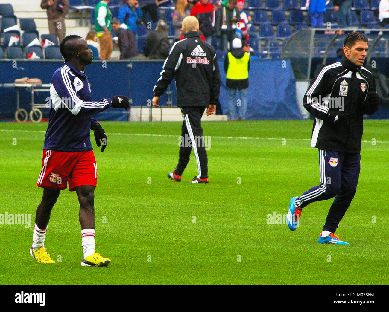 Ce match entre le FC Red Bull Salzburg et le SK Rapid Wien en Bundesliga est un autre chapitre de la féroce rivalité du football autrichien, attirant l'attention des fans. Banque D'Images
