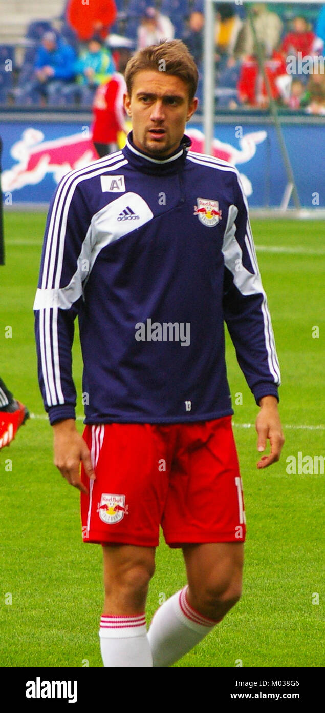 Match entre le FC Red Bull Salzburg et le SK Rapid Wien, deux équipes de premier plan en Bundesliga. Le jeu, qui met en scène une compétition intense, reflète le niveau du football en Autriche et la rivalité entre ces équipes. Banque D'Images