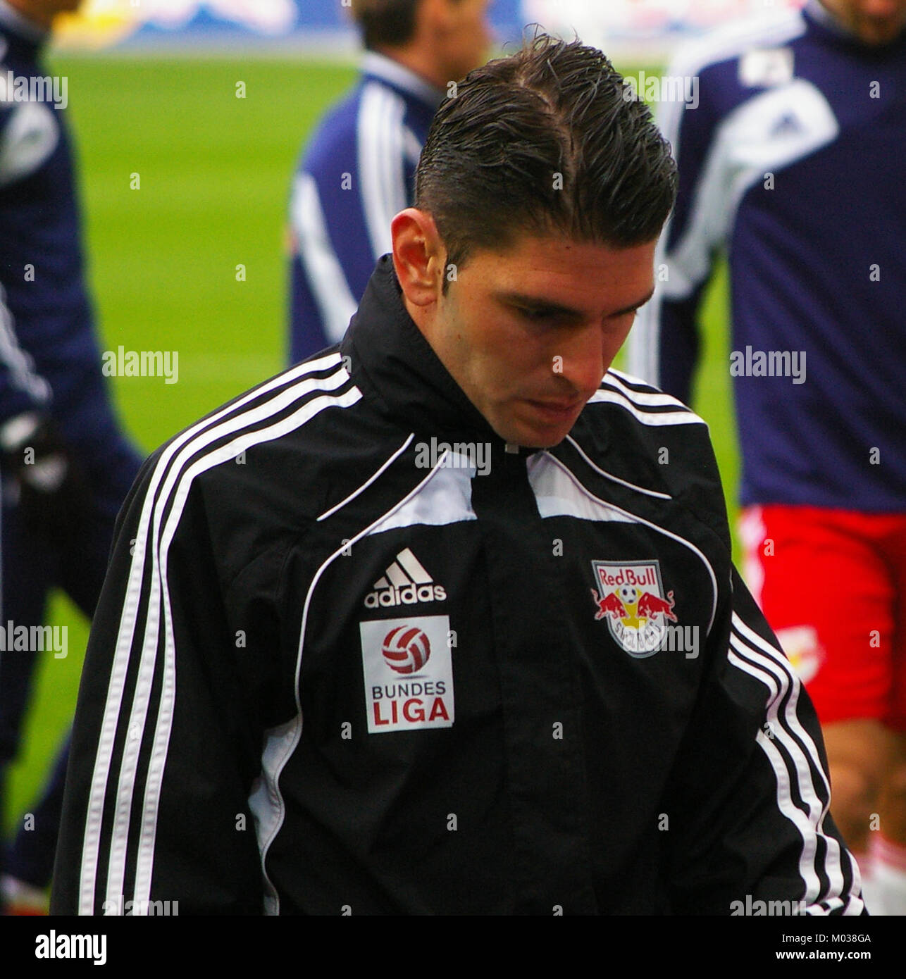 Cette image capture un instant du match de Bundesliga entre le FC Red Bull Salzburg et le SK Rapid Wien. Le match est un événement important dans le football autrichien, mettant en vedette deux des meilleures équipes du pays en compétition pour la domination. Banque D'Images