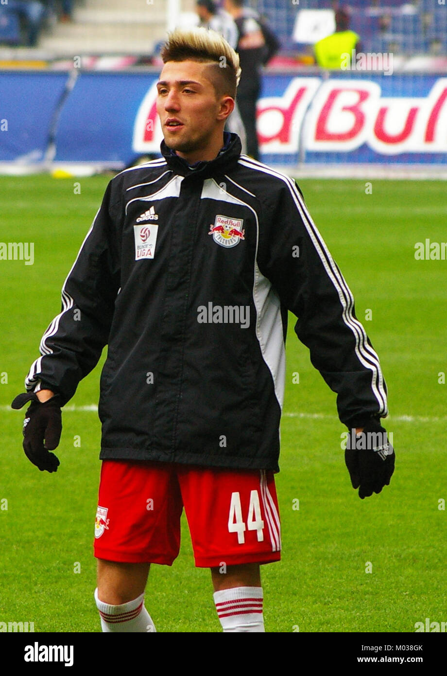 Le FC Red Bull Salzburg et le SK Rapid Wien s’affrontent dans un match de Bundesliga, mettant en vedette un match de football intense entre deux équipes compétitives. Le match fait partie de la saison en cours de la ligue Bundesliga. Banque D'Images