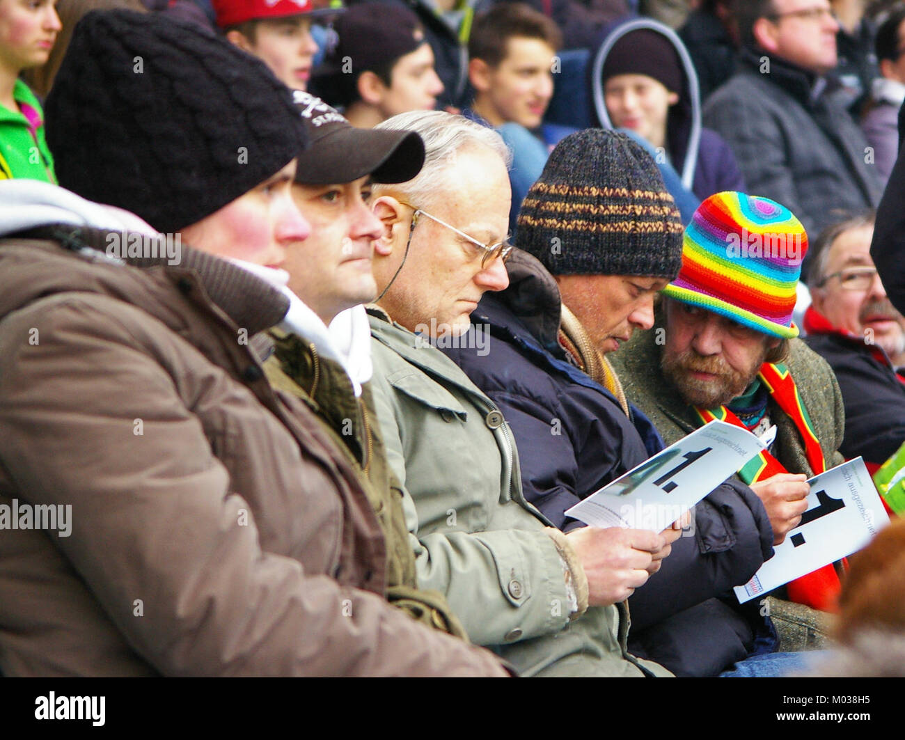 Cette image montre le match de football entre le FC Red Bull Salzburg et le SK Rapid Wien lors d'un match de Bundesliga, en se concentrant sur l'action compétitive sur le terrain. Banque D'Images