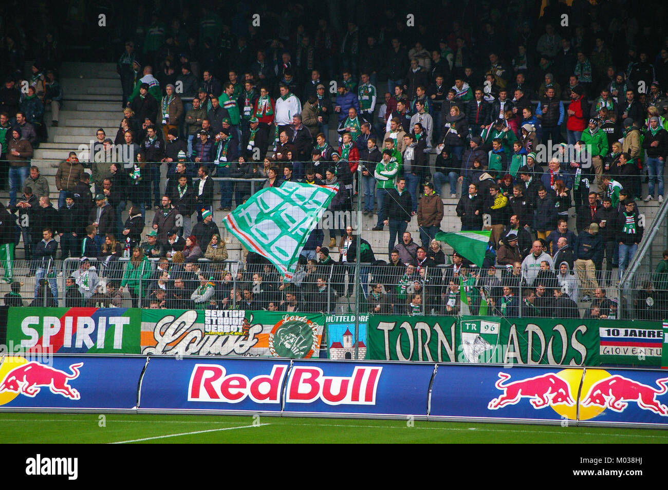 Le match de Bundesliga entre le FC Red Bull Salzburg et le SK Rapid Wien est un événement majeur de football en Autriche. Le match met en évidence la rivalité entre ces deux clubs de football de premier plan, les deux équipes ayant de fortes bases de fans et une présence significative dans le football autrichien. Banque D'Images
