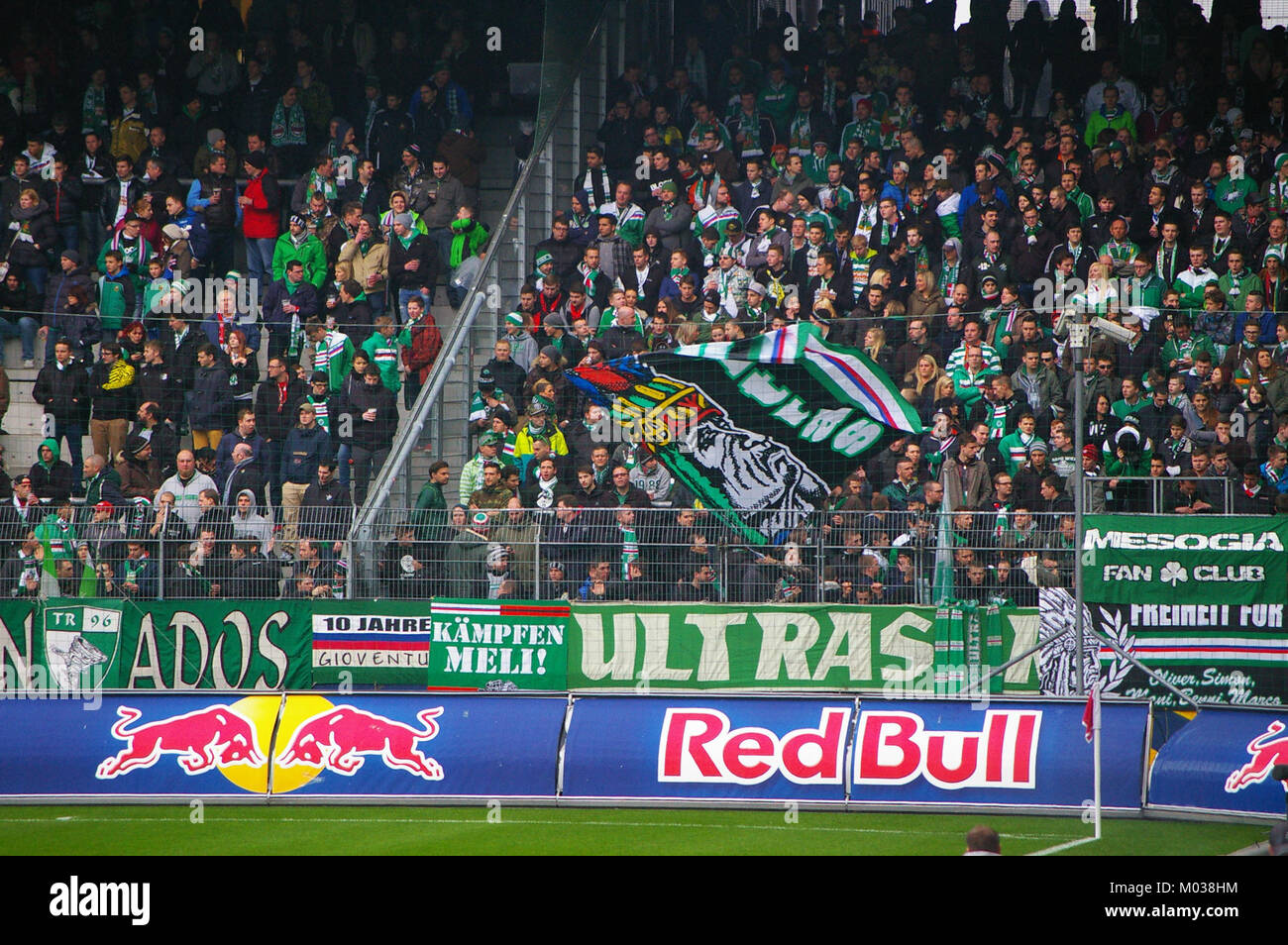 Le match de Bundesliga entre le FC Red Bull Salzburg et le SK Rapid Wien est une rivalité de football autrichien notable, mettant en vedette une compétition de haut niveau entre deux clubs de haut niveau. Banque D'Images