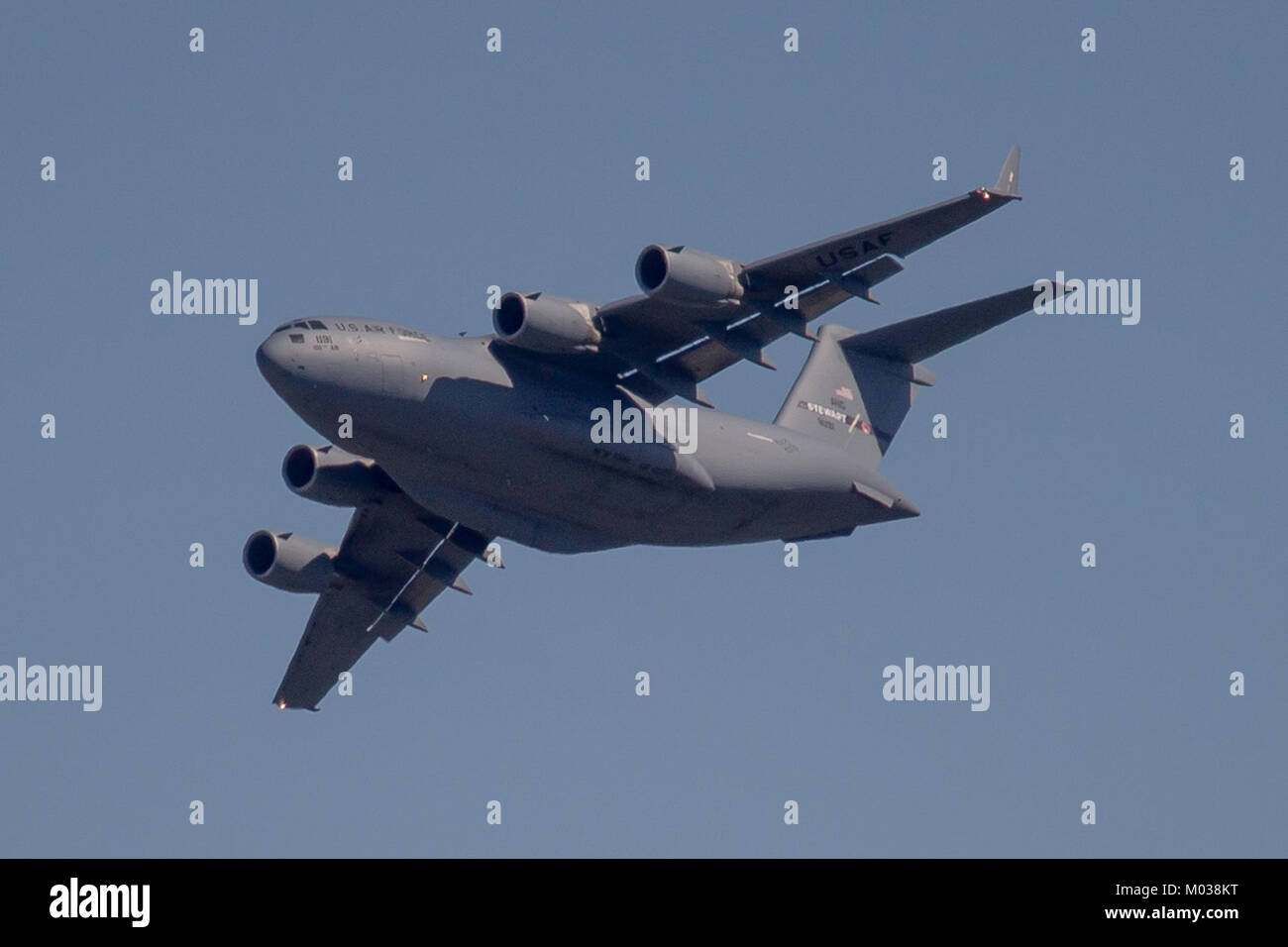 Un C-17 Globemaster III décolle de la base aérienne de Tyndall, mettant en valeur les capacités de l'avion en transport lourd. Le C-17 est utilisé par l'US Air Force pour des missions de transport aérien stratégique et tactique dans le monde entier. Banque D'Images