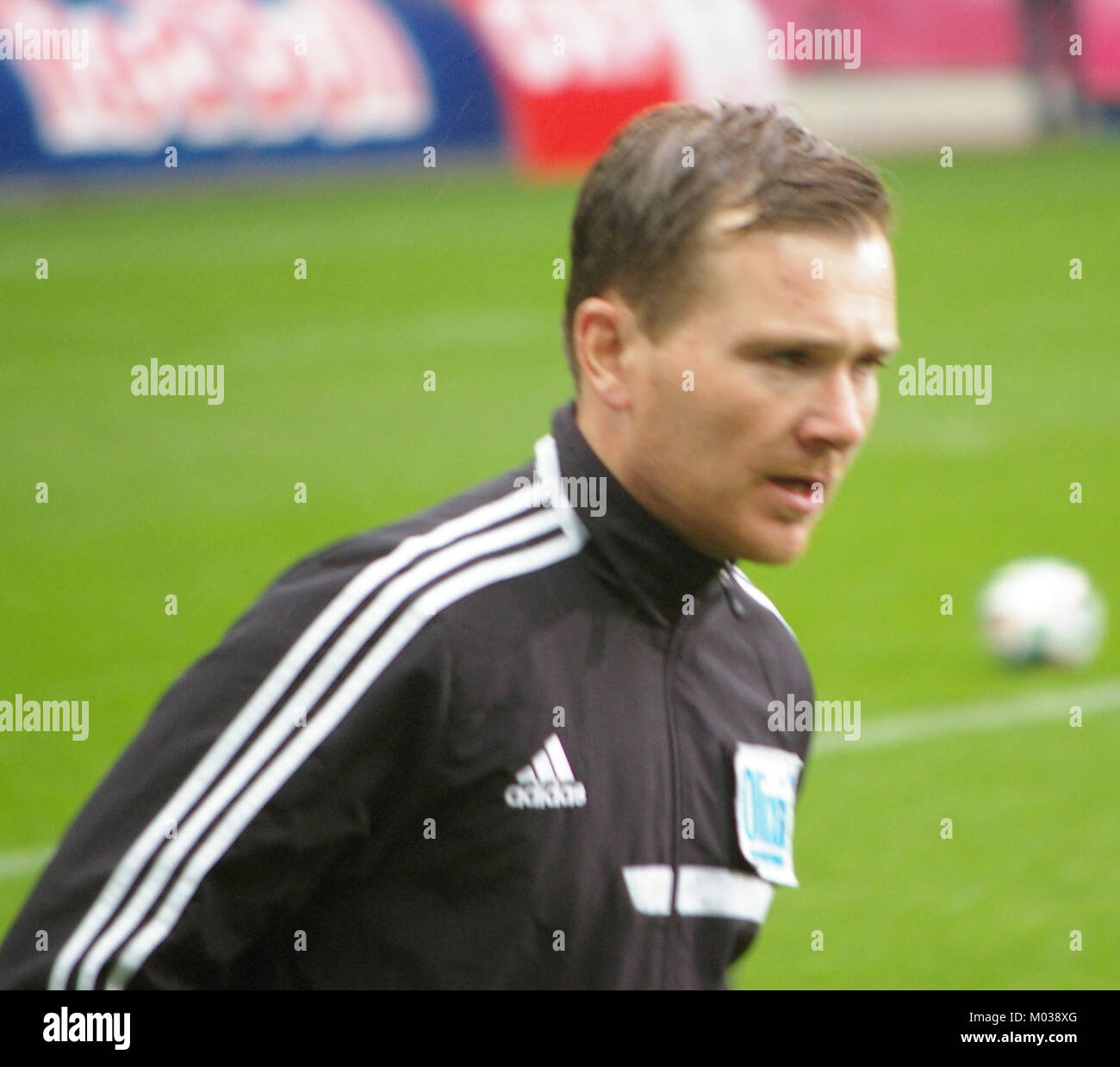 Ce match entre le FC Red Bull Salzburg et le SC Wiener Neustadt en Bundesliga a été un événement clé, mettant en vedette un football compétitif avec des enjeux élevés et une action intense sur le terrain. Banque D'Images