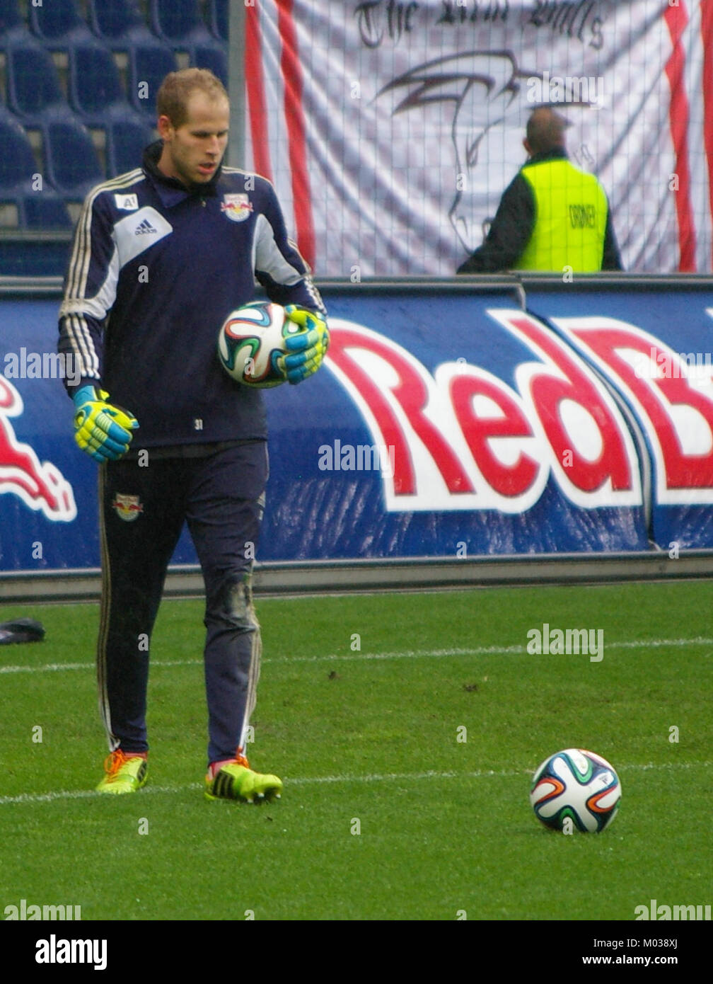 Match de football entre le FC Red Bull Salzburg et le SC Wiener Neustadt, membre de la Bundesliga autrichienne. Le match met en vedette des équipes autrichiennes de haut niveau en compétition dans un match à enjeux élevés. Banque D'Images