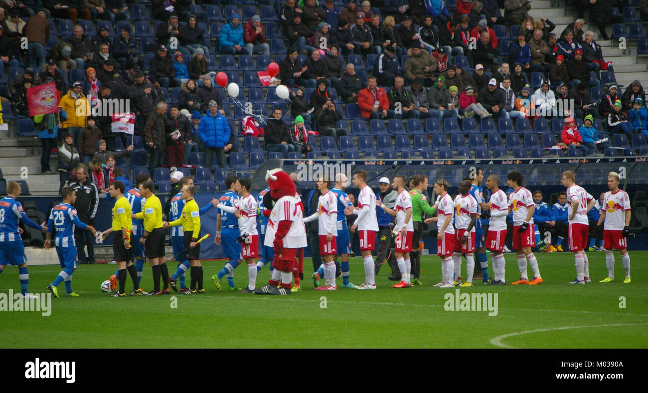 Ce match en Bundesliga a vu le FC Red Bull Salzburg affronter le SC Wiener Neustadt dans une compétition de football. Les deux équipes jouent un rôle de premier plan dans le football autrichien et contribuent à la culture nationale du football. Banque D'Images