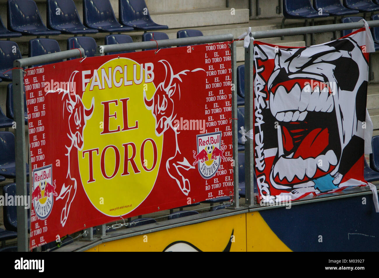 Le match entre le FC Red Bull Salzburg et le SC Wiener Neustadt faisait partie de la Bundesliga, représentant la compétition autrichienne de football. Le jeu est remarquable pour les performances des équipes et la rivalité dans le football autrichien. Banque D'Images