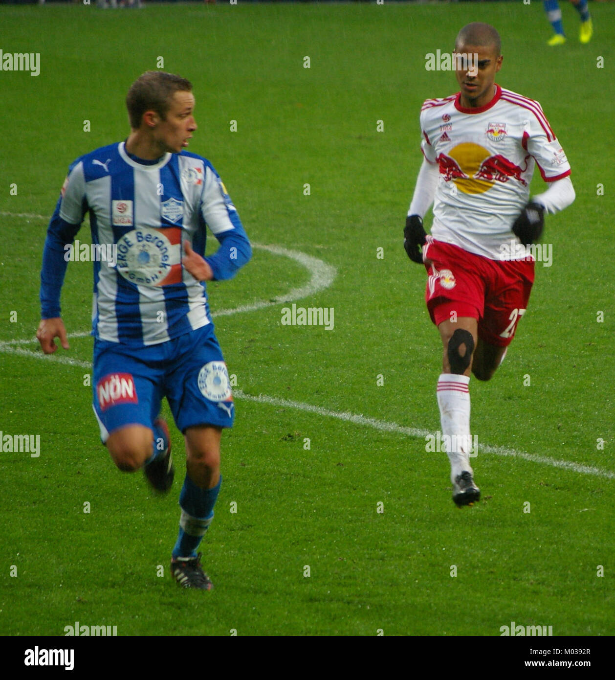 Le match entre le FC Red Bull Salzburg et le SC Wiener Neustadt en Bundesliga a mis en vedette deux grandes équipes autrichiennes de football en compétition dans la ligue. Le FC Red Bull Salzburg, connu pour ses excellentes performances, a affronté le SC Wiener Neustadt, une équipe visant à améliorer sa position dans la compétition. Banque D'Images