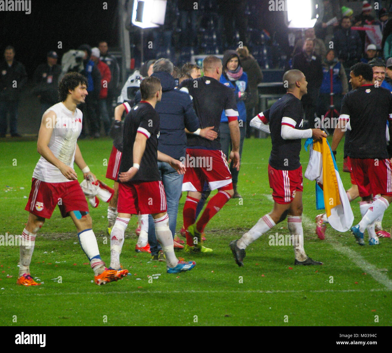 Match en Bundesliga entre le FC Red Bull Salzburg et le SC Wiener Neustadt, mettant en avant les moments clés du match et sa nature compétitive. Banque D'Images