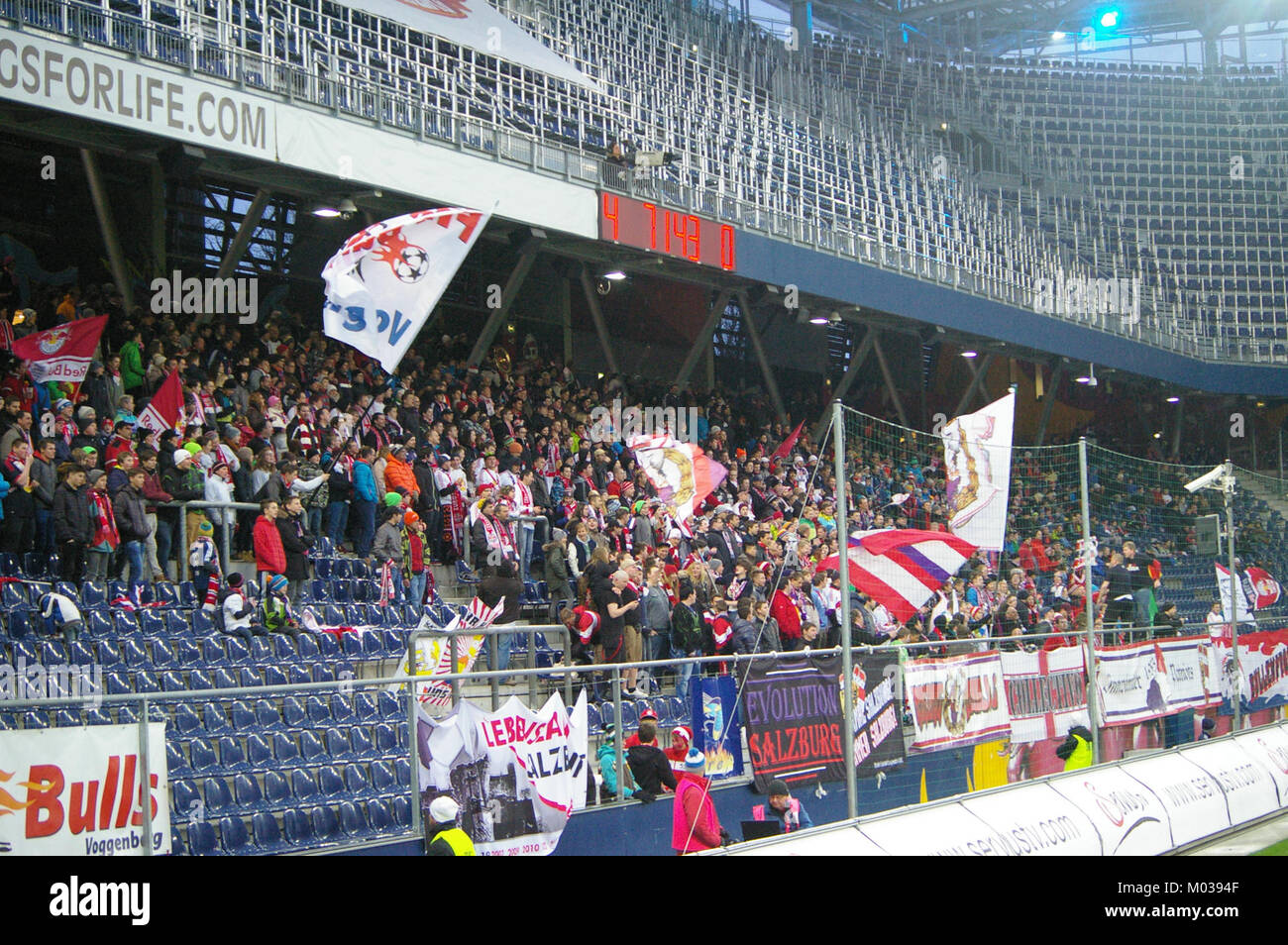 Cette image représente un match de football de Bundesliga entre le FC Red Bull Salzburg et le SC Wiener Neustadt. Il met en lumière la compétition entre les deux équipes au sein de la ligue germanophone de football. Banque D'Images