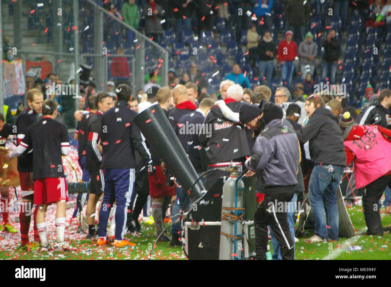 Le match de Bundesliga entre le FC Red Bull Salzburg et le SC Wiener Neustadt est un match de football compétitif. Il présente deux équipes autrichiennes de football qui luttent pour la domination dans la ligue, soulignant leurs compétences, tactiques et la nature compétitive de la Bundesliga. Banque D'Images