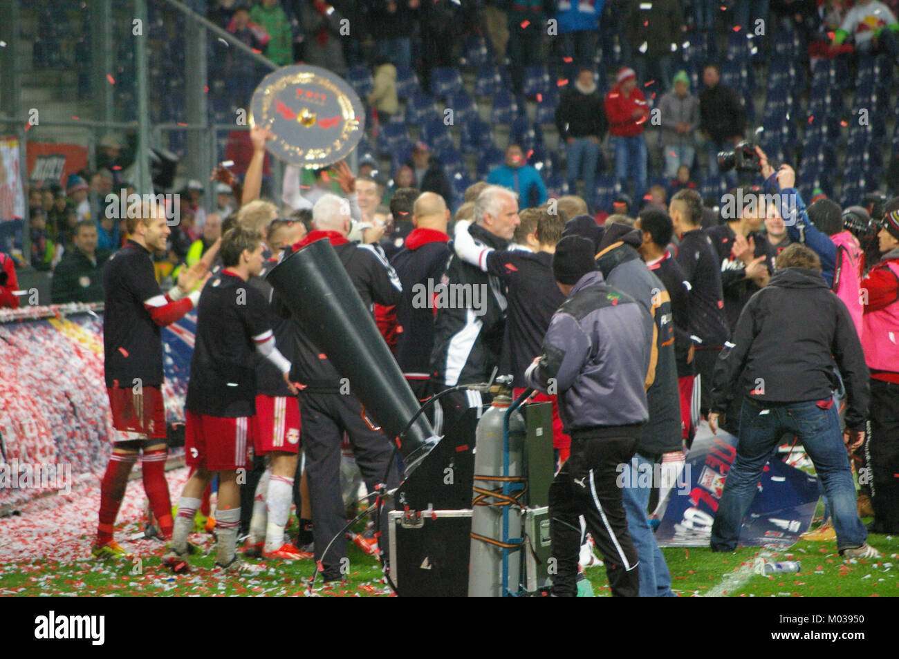 Un match de Bundesliga entre le FC Red Bull Salzburg et le SC Wiener Neustadt, mettant en vedette le football autrichien de haut niveau. Le match met en scène deux équipes de premier plan concourant dans la première ligue de football de Austriaâ€™, le Red Bull Salzburg étant une force dominante dans la ligue. Banque D'Images