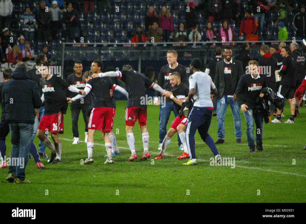 Ce match entre le FC Red Bull Salzburg et le SC Wiener Neustadt fait partie de la Bundesliga, la première ligue autrichienne de football. Il met en valeur la nature compétitive du football autrichien et met en lumière deux équipes de premier plan dans la ligue. Banque D'Images