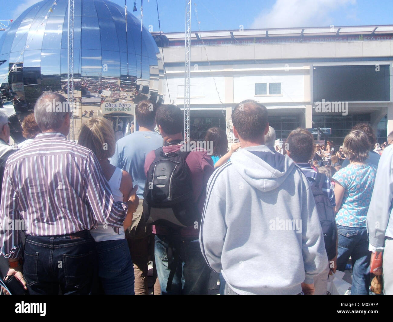 Le Bristol Harbour Festival de 2008 mettait en vedette une foule réunie pour regarder des acrobaties, mettant en valeur l'atmosphère animée et les performances publiques du festivalâ€™s. Banque D'Images
