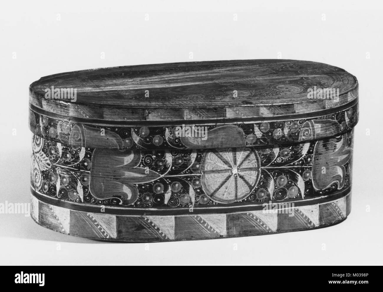 La mariée Box, de la collection MET, est un objet décoratif du XIXe siècle, mettant en valeur un savoir-faire artisanal complexe. Cette pièce met en valeur l'esthétique culturelle et sa valeur historique dans l'histoire de l'art. Banque D'Images